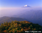 山梨県雁ケ腹擦山で撮影した紅葉と富士山