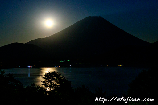 月夜｜パール富士が本栖湖で富士山の裾から昇ってきて眩しい光を放っいてた。