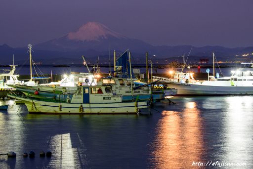 葉山から出航する船と富士山