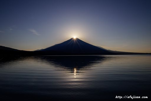 山中湖から見たダイヤモンド富士１