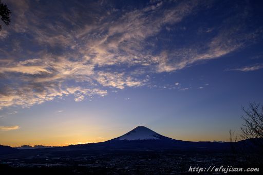 乙女峠から見た夕景の御殿場と富士山