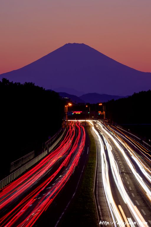 茅ヶ崎海岸で撮影した富士山と車の光跡2