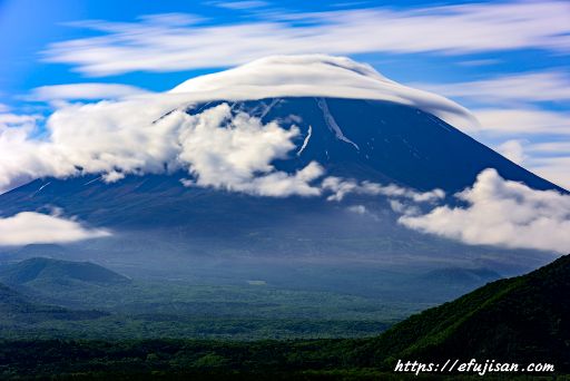 ベレー帽のような笠雲と富士山