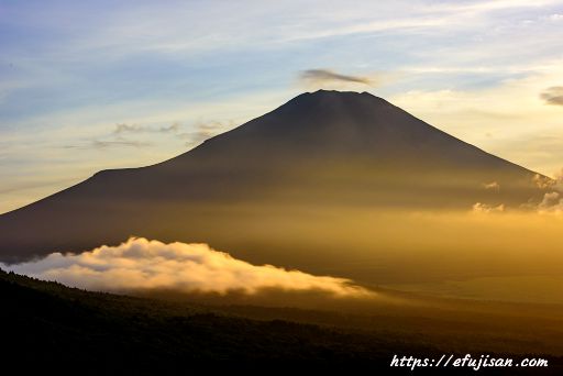 太陽が沈む頃富士山に斜光が入り美しい瞬間