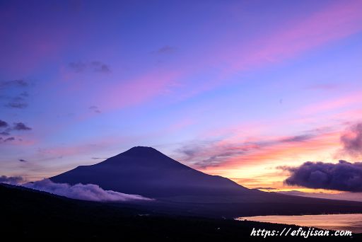 三国峠パノラマ台の夕焼け空と富士山