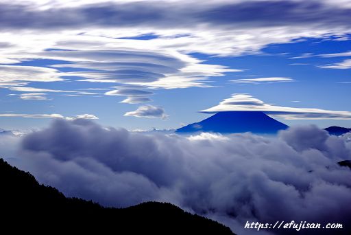 笠雲が美しい富士山