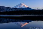 鏡のように富士山が写る逆さ富士｜西湖からの紅富士が美しい