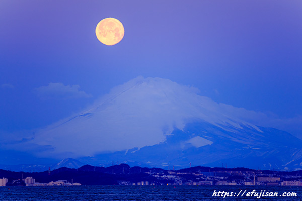 大きな満月と富士山