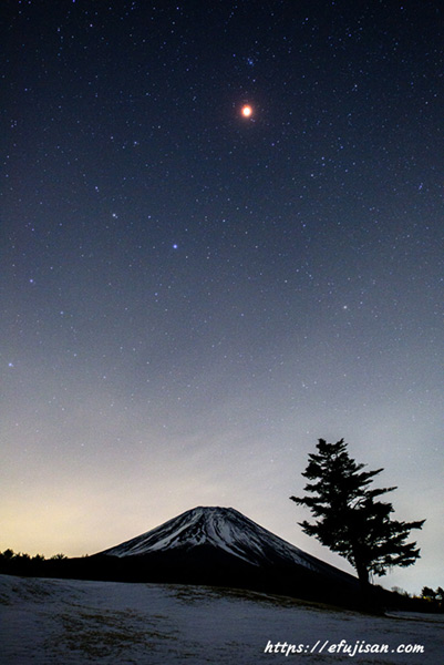 皆既月食中と富士山