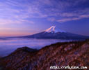 山梨県三つ峠で撮影した朝日を浴びた富士山