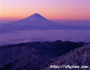 山梨県国師ケ岳の雪景色と富士山