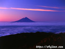 山梨県国師ケ岳の雲海に浮かぶ富士山