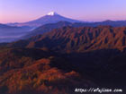 山梨県雁ケ腹擦山で撮影した秋の紅葉と富士山