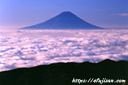 山梨県国師ケ岳の雲海に浮かぶ夏の富士山