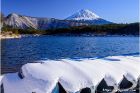 山梨県西湖のボートをオブジェにして撮影したボートと富士山