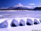 精進湖湖畔にある雪を被ったボートと富士山が美しい