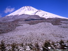 腰切塚展望台から見た一面の銀世界の雪景色と富士山