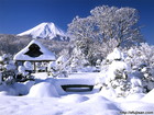 忍野村の雪景色になった庭園と富士山