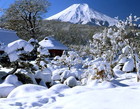 忍野村で撮影した雪景色と富士山