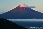 御坂峠から見た早朝の笠雲と富士山