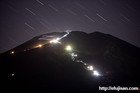 夏の夜の登山道と富士山