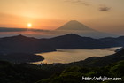 芦ノ湖の高台から撮影した夕日と富士山