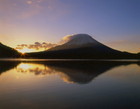 精進湖からのご来光と富士山