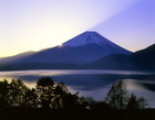本栖湖からのご来光と富士山