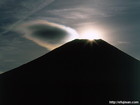 山梨県富士ケ嶺で撮影した彩雲と富士山