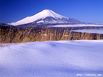 三国峠パノラマ台から見た雪景色と富士山、眼下には山中湖が見えて美しい