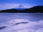 富士河口湖町の雪景色と富士山