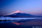 山中湖の満月と紅富士美しい