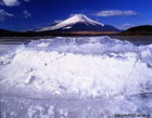 山中湖で結氷した氷と富士山｜逆さ富士が美しい湖