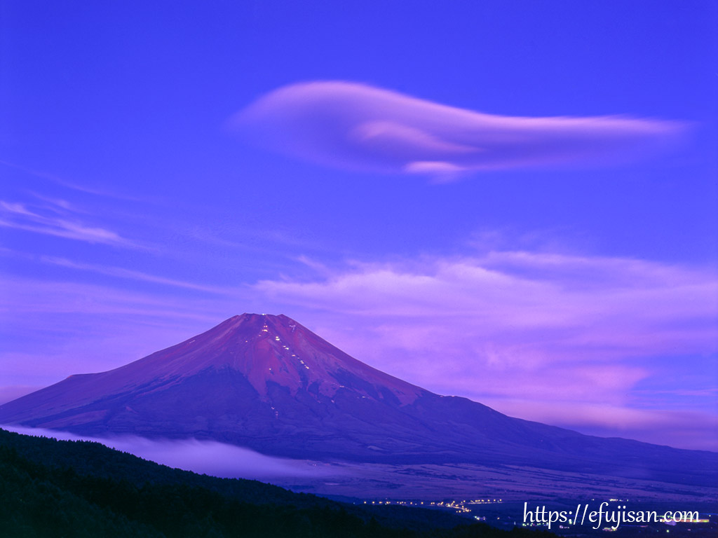 山梨県南都留郡忍野村 二十曲峠で撮影した吊るし雲と富士山