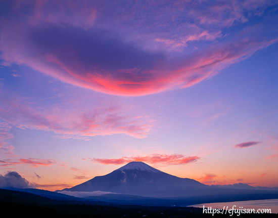 山梨県南都留郡山中湖村 パノラマ台で撮影した吊るし雲と富士山