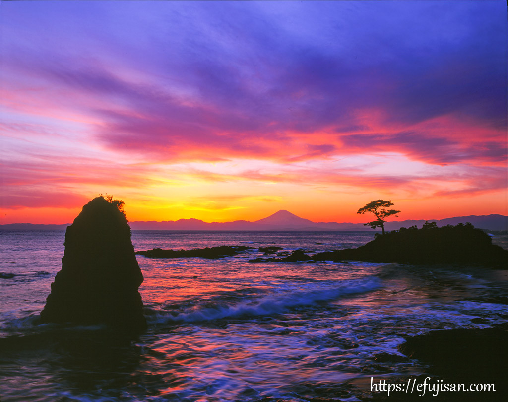 神奈川県横須賀市 秋谷海岸で撮影した赤富士