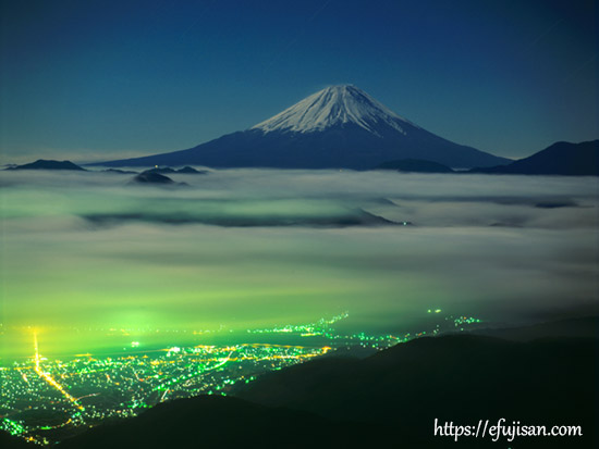 山梨県富士川町で撮影した雲海と夜景富士