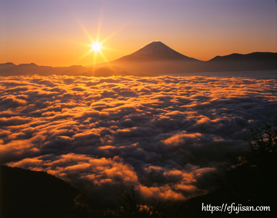 山梨県富士川町で撮影した雲海とご来光と富士山