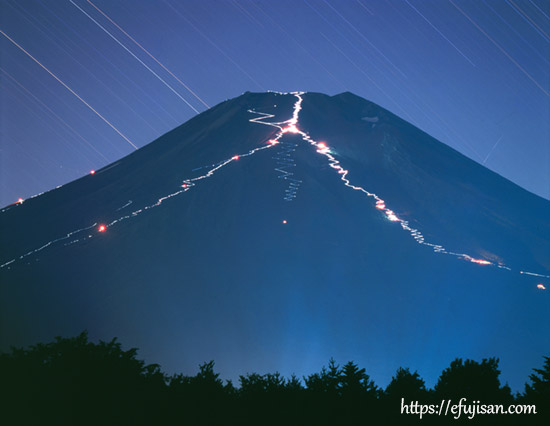 山梨県南都留郡山中湖村 花の都公園で撮影した夏の夜富士