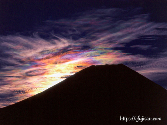 静岡県富士宮市 朝霧高原で撮影した彩雲と富士山