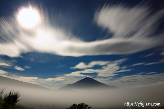 山梨県南都留郡山中湖村 三国峠パノラマ台で撮影した夜景富士