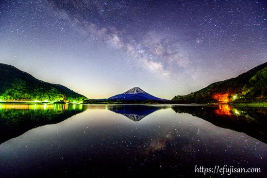 山梨県南都留郡富士河口湖精進 精進湖で撮影した天の川と富士山