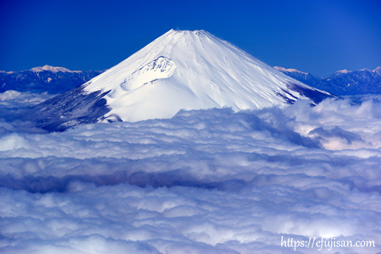静岡県裾野市上空で撮影した雲上の富士山