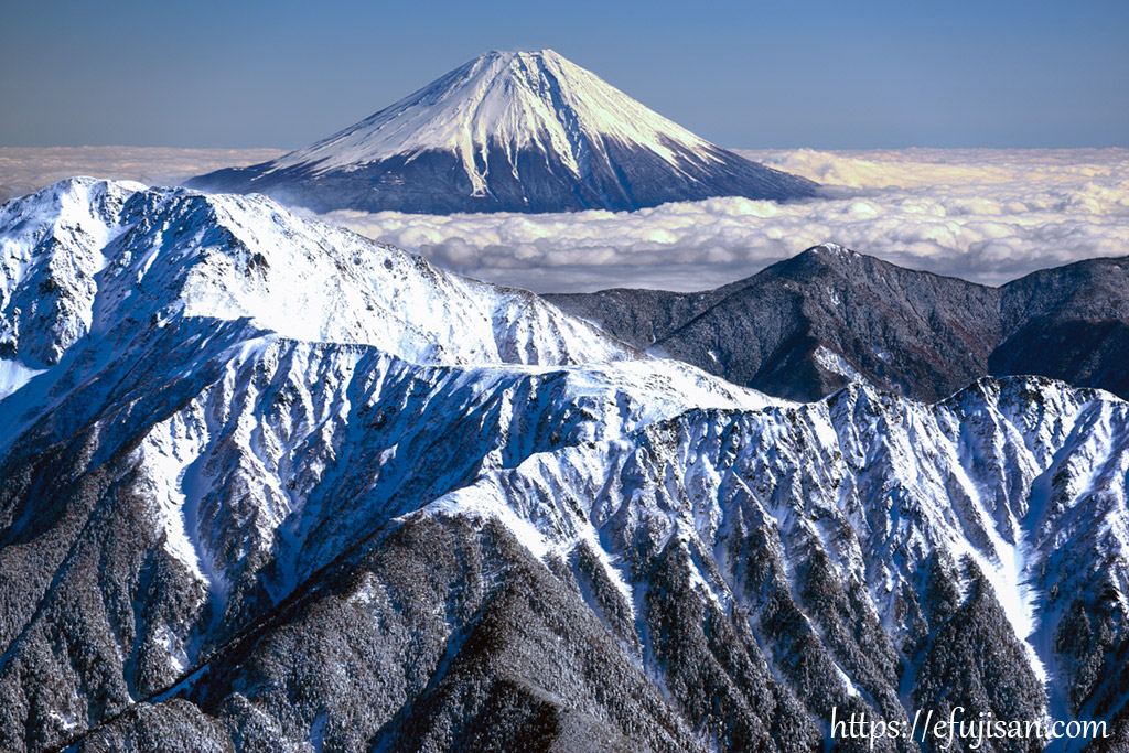 静岡県上空で撮影した南アルプスと富士山