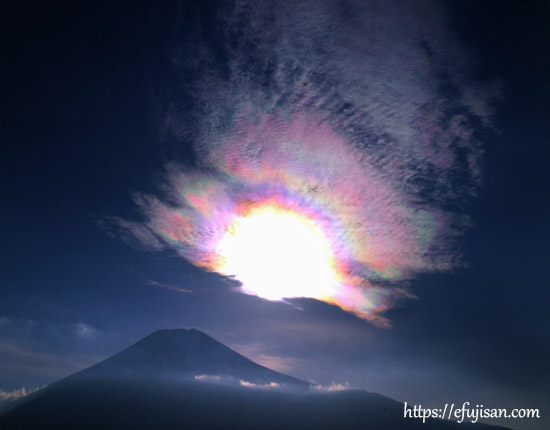 山梨県富士吉田市北富士演習場 梨ケ原で撮影した彩雲と富士山