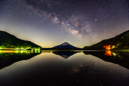精進湖で撮影した天の川と富士山