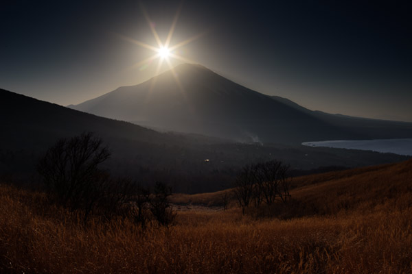 三国峠から見た夕景の富士山