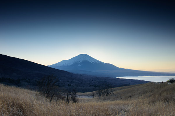 ソフトGND8とGND16を使用して撮影した三国峠の夕景と富士山