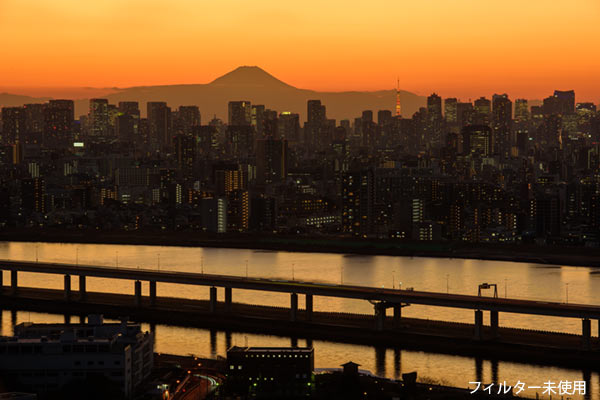 フィルター無しで撮影した東京の夜景と富士山