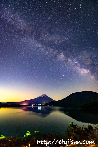 本栖湖で撮影した天の川と富士山｜逆さ富士